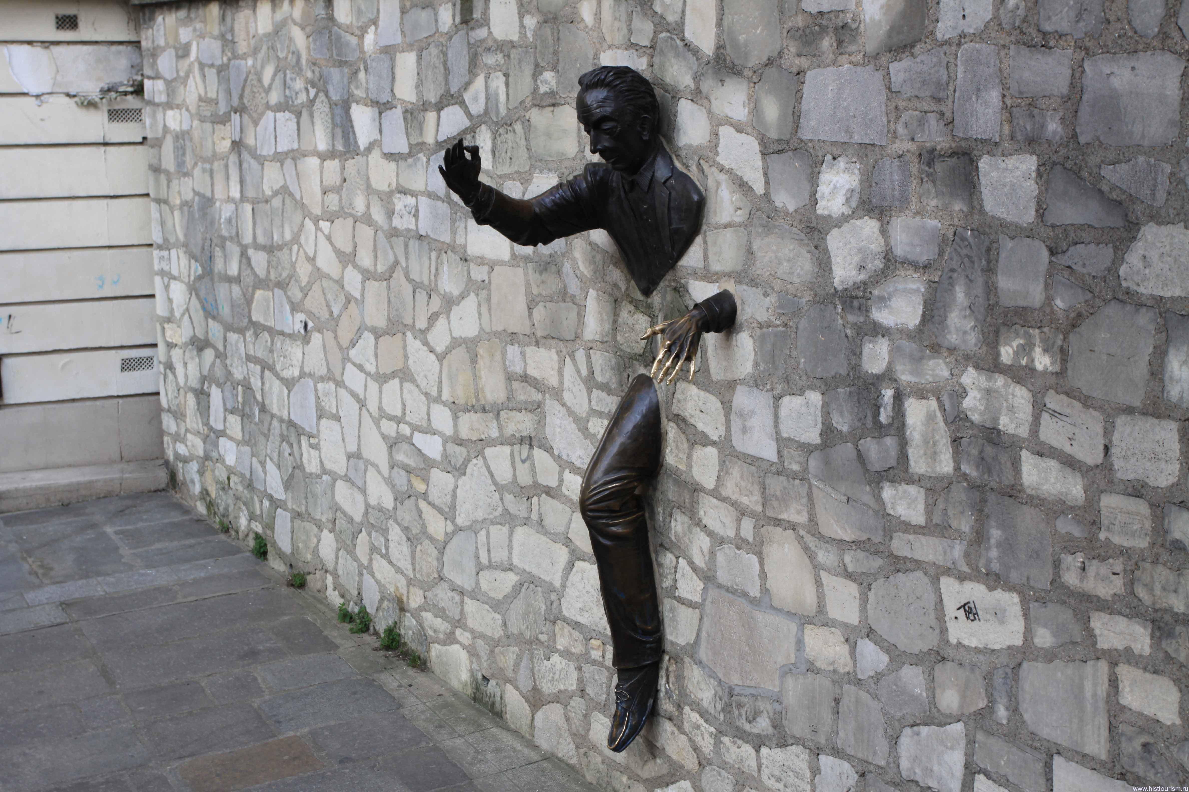 Фото Скульптура &quot;Человек, проходящий сквозь стену&quot;