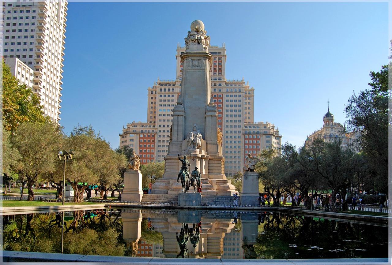 Париж мадрид. Plaza de Espana Мадрид. Площадь Испании Plaza de España. Мадрид площадь Испании достопримечательности. Площадь Испании Мадрид ночью.