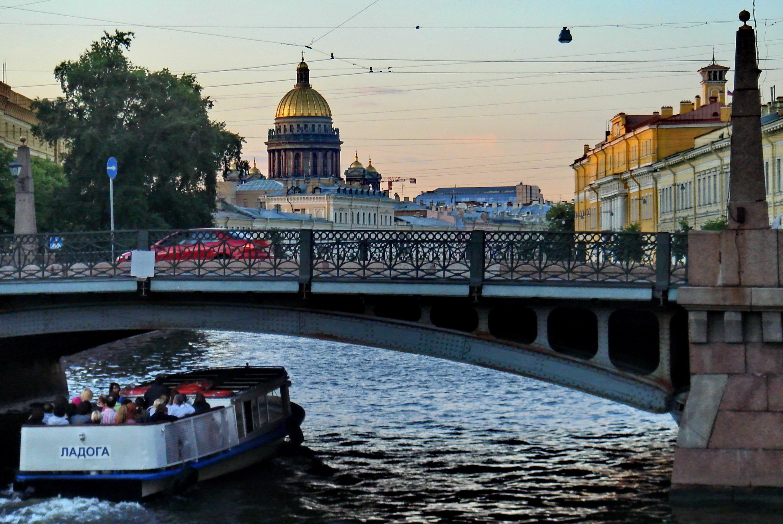 Что видна в санкт петербурге. Поцелуев мост в Санкт-Петербурге. Поцелуев мост Питер. Река мойка поцелуев мост.