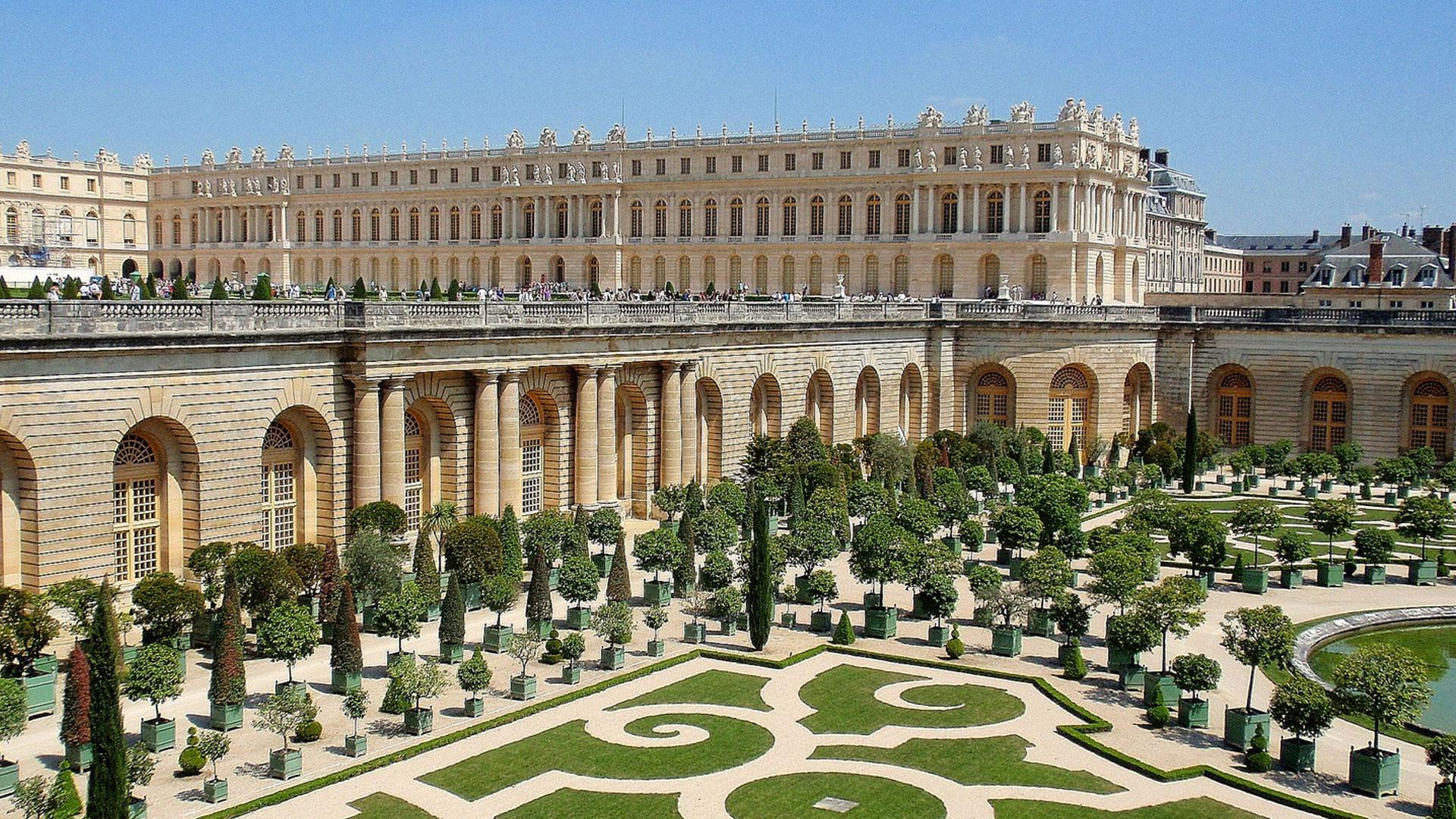 Chateau de versailles. Версальский дворец Версаль Франция. Парковый ансамбль Версаля во Франции. Королевский дворец и парк в Версале. Королевская резиденция Версаль.