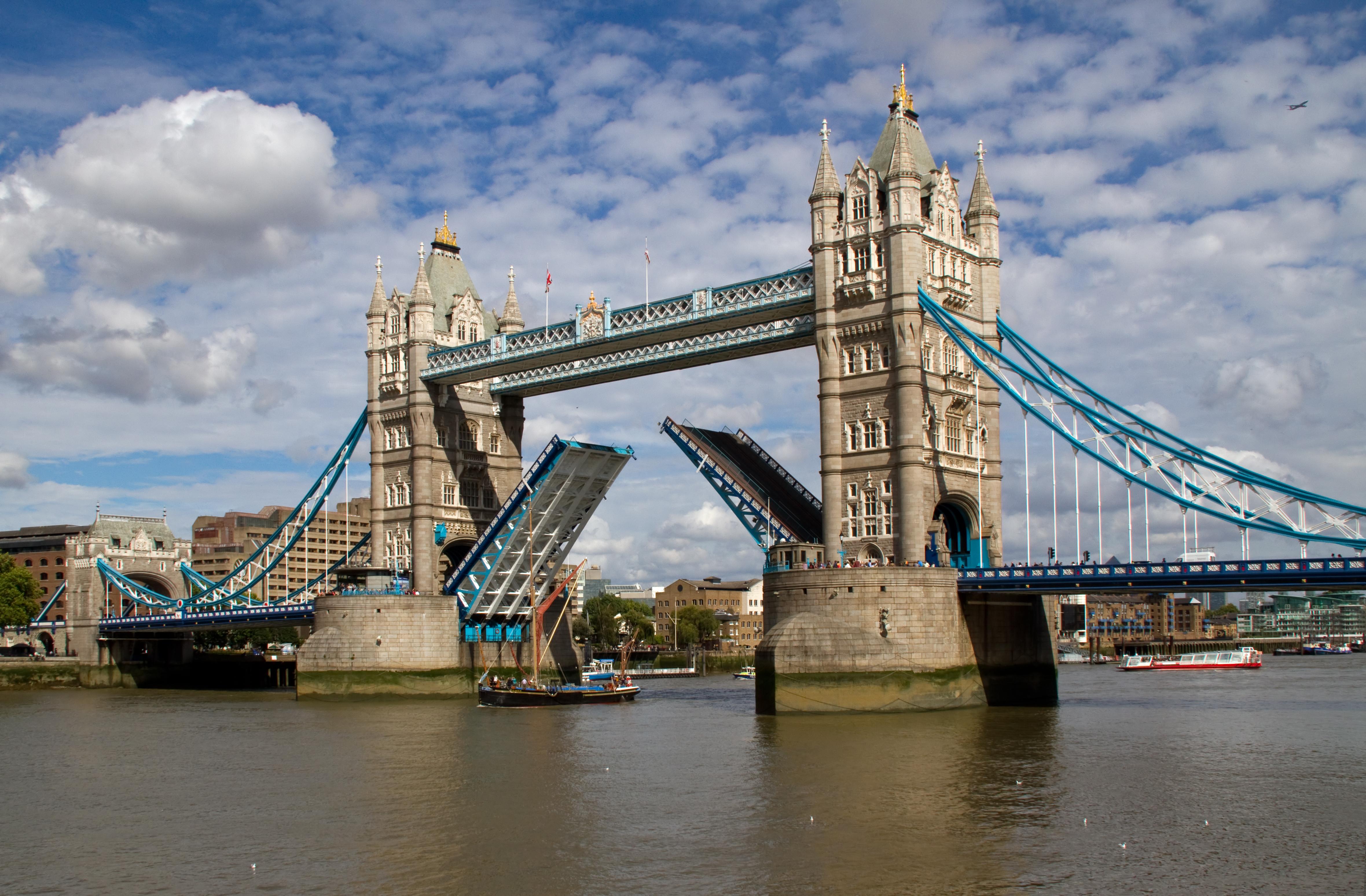 Тауэрский мост лондон. Достопримечательности Англии Тауэрский мост. Лондонский Тауэр мост. Тауэр бридж в Лондоне. Тауэрский мост разводной.