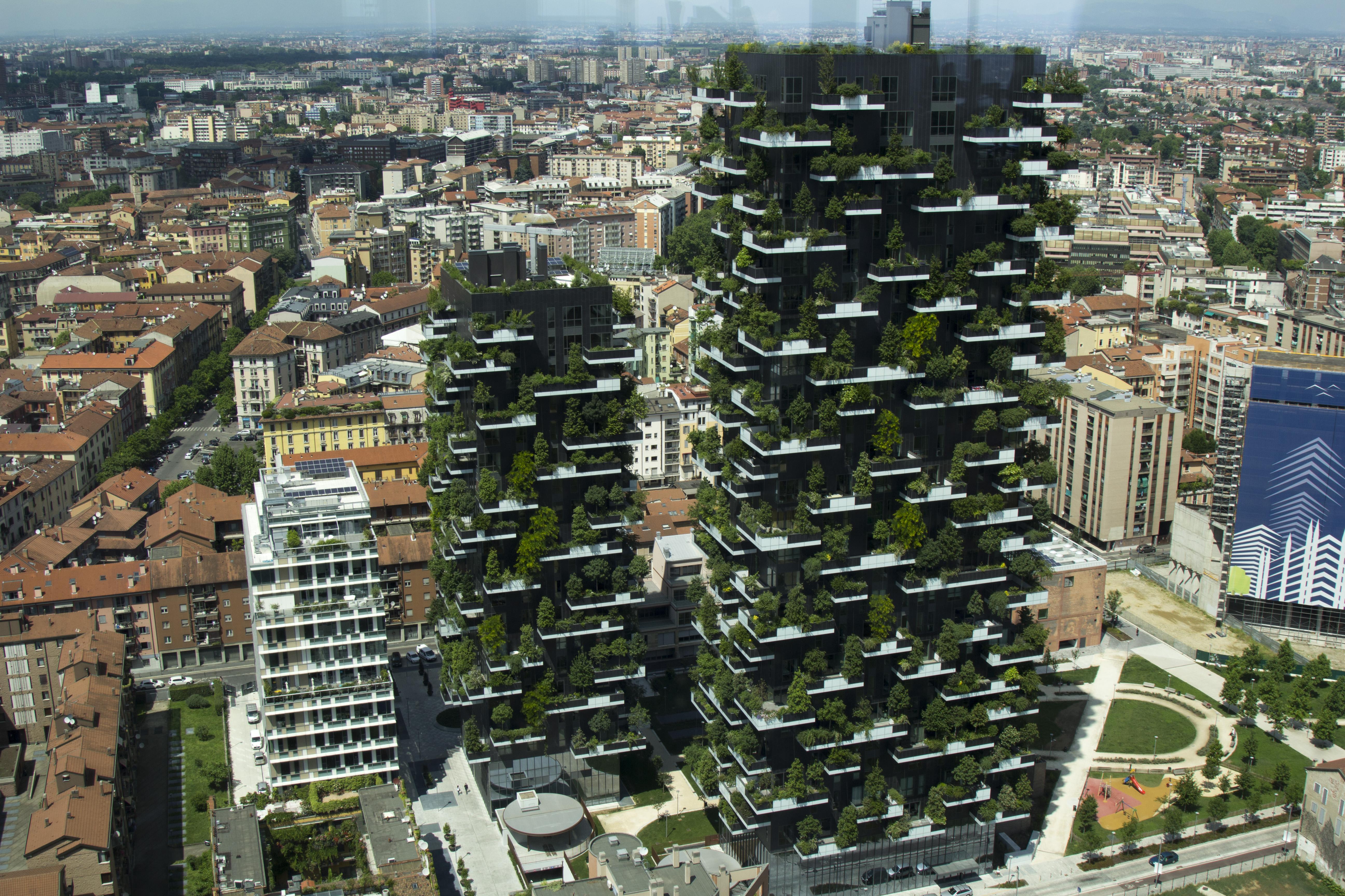 V вертикальная. Небоскребы Bosco verticale («вертикальный лес»). Bosco verticale (вертикальный лес), Милан, Италия.. Жилой комплекс «вертикальный лес», Милан, Италия. Жилой комплекс вертикальный лес Милан.