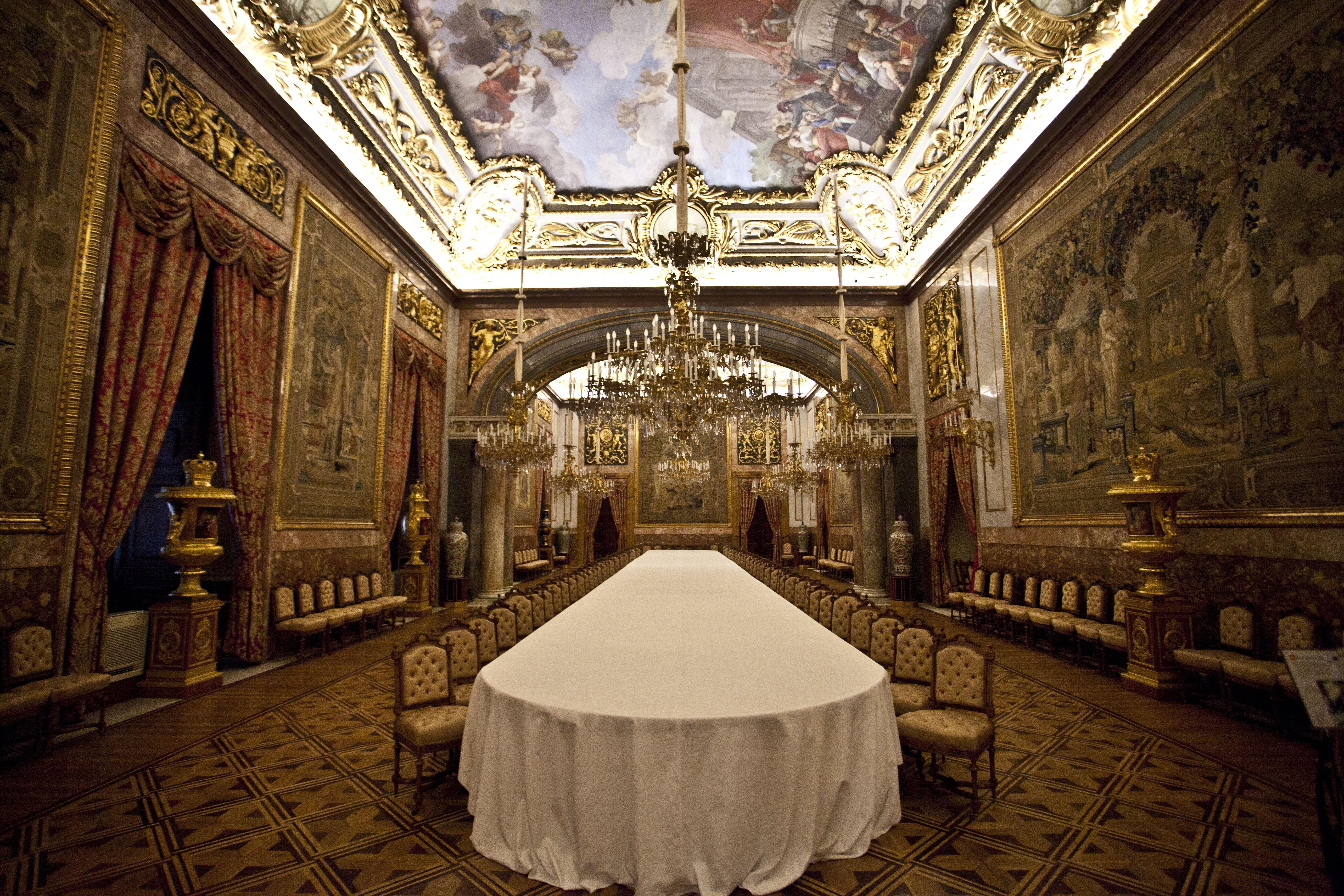 Королевский дворец. Королевский дворец Palacio real Мадрид. Королевский дворец в Мадриде внутри. Королевский дворец в Мадриде зал Гаспарини. Королевский дворец в Мадриде Барокко.