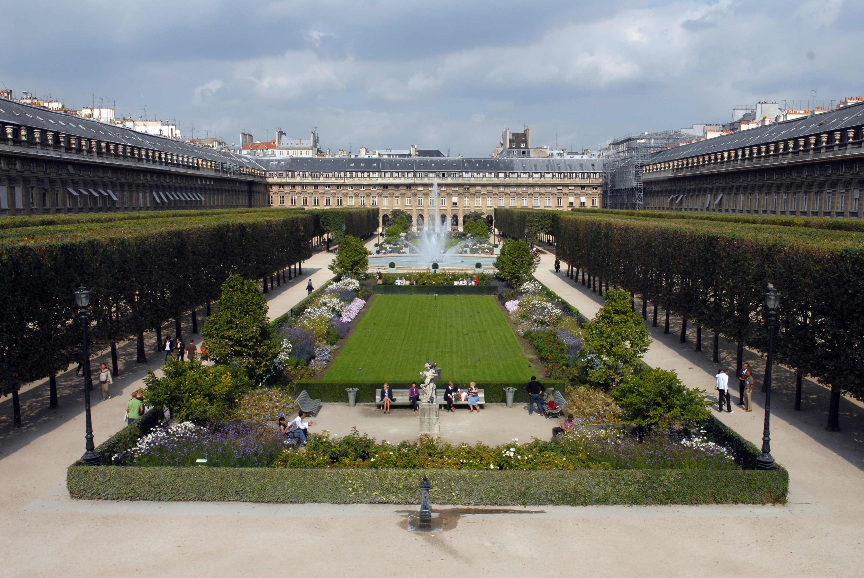 Франция пала. Пале-рояль в Париже. Пале рояль Париж галерея. Сад Пале Руаяль в Париже. Дворец кардинала Ришелье в Париже.