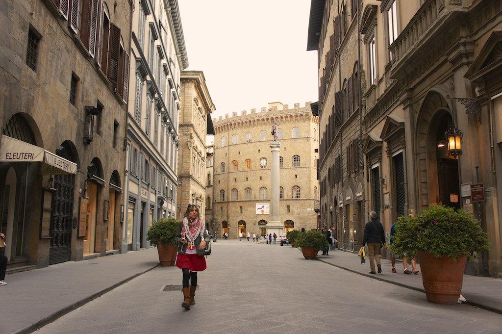 Italy this. Торнабуони Флоренция улица. Флоренция улочки. Флоренция улицы города. Флоренция улица бутиков.