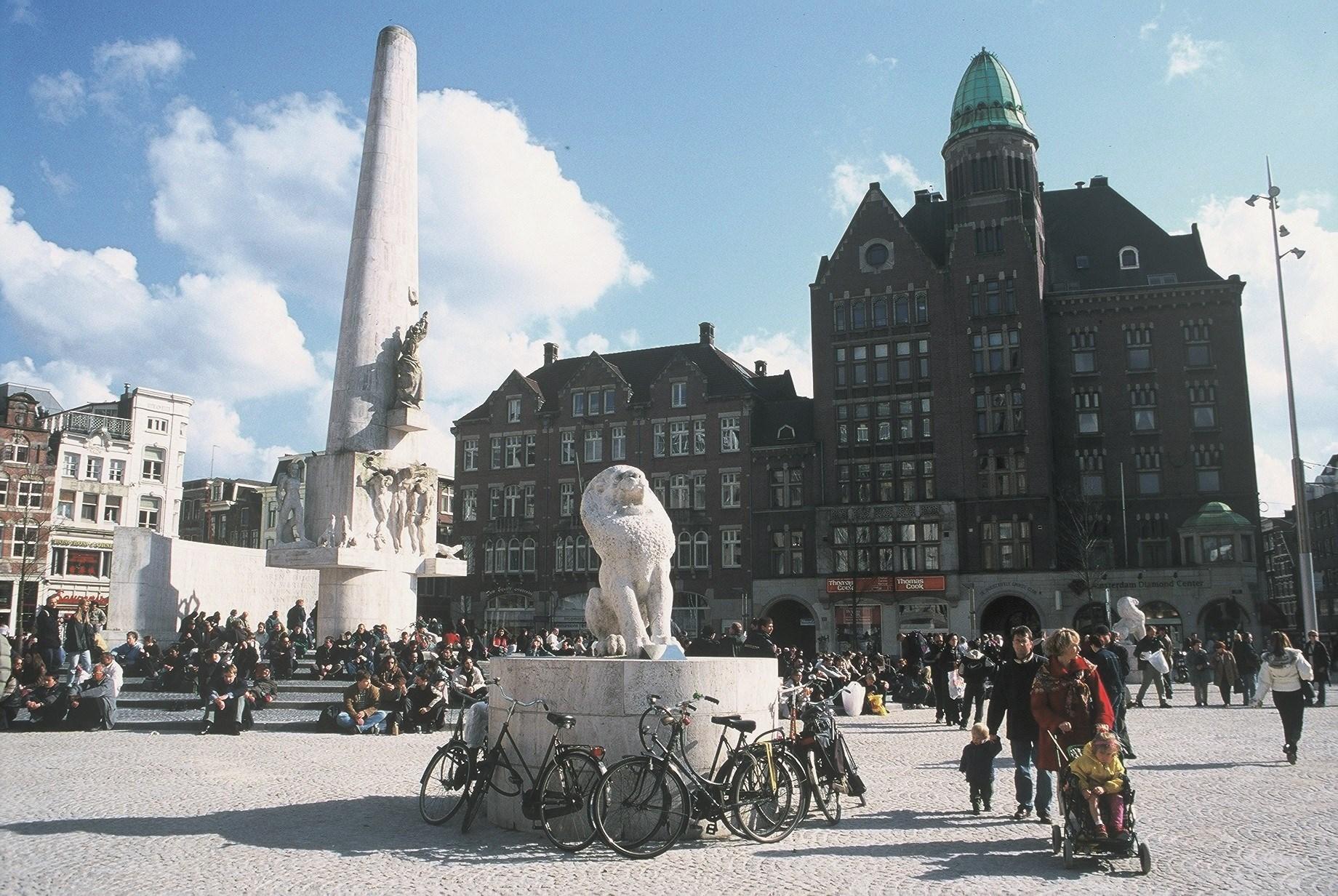 Площадь дам. Национальный монумент (Амстердам). Dam Square Amsterdam Monument. Памятник на центральной площади Амстердама. Памятник на площади дам в Амстердаме.