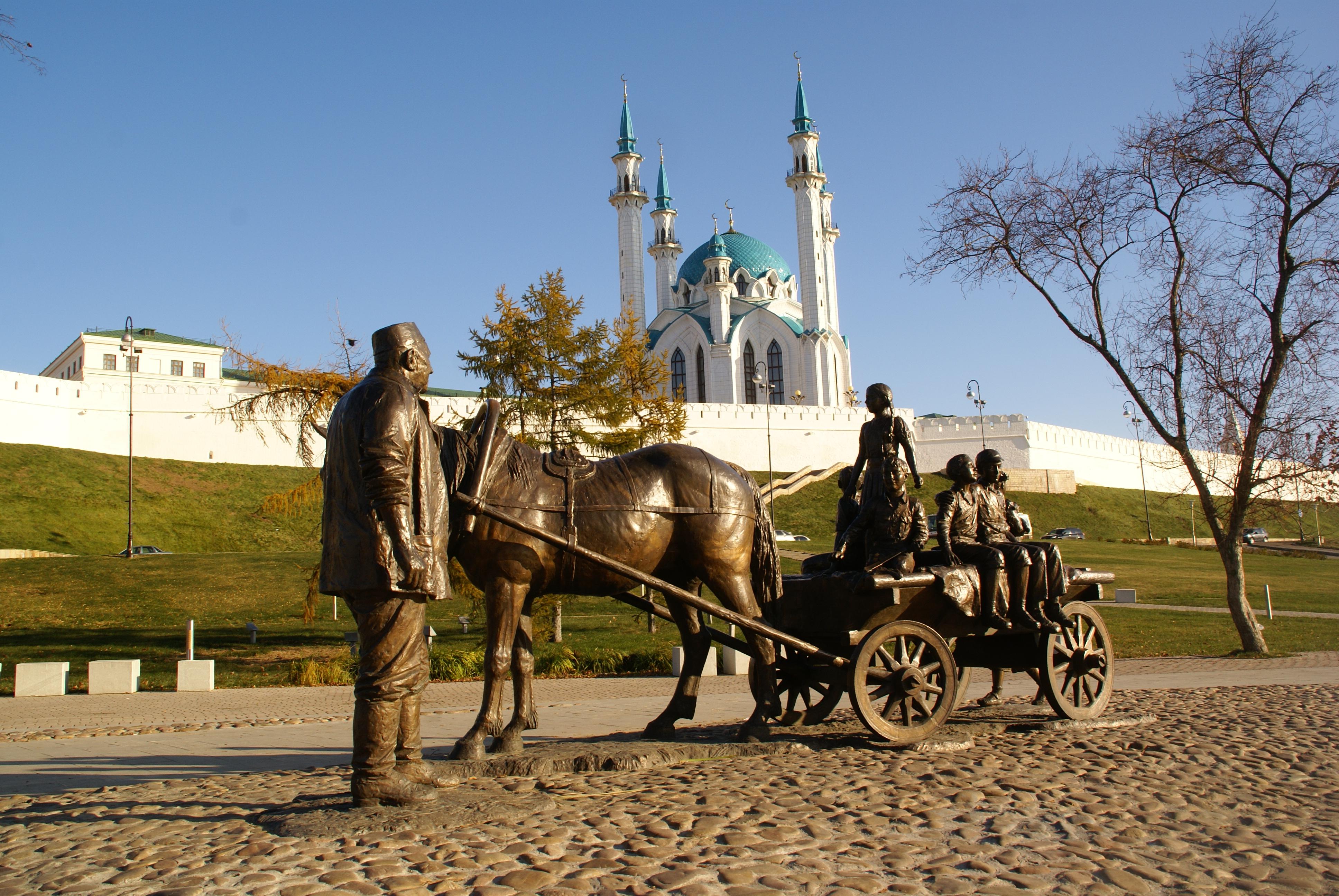 Памятники города казань. Памятник благотворителю в Казани. Памятник Казанскому благотворителю в Казани. Экскурсии Татарстан 3 Казань. Татарстан памятники истории и культуры Казанский Кремль.