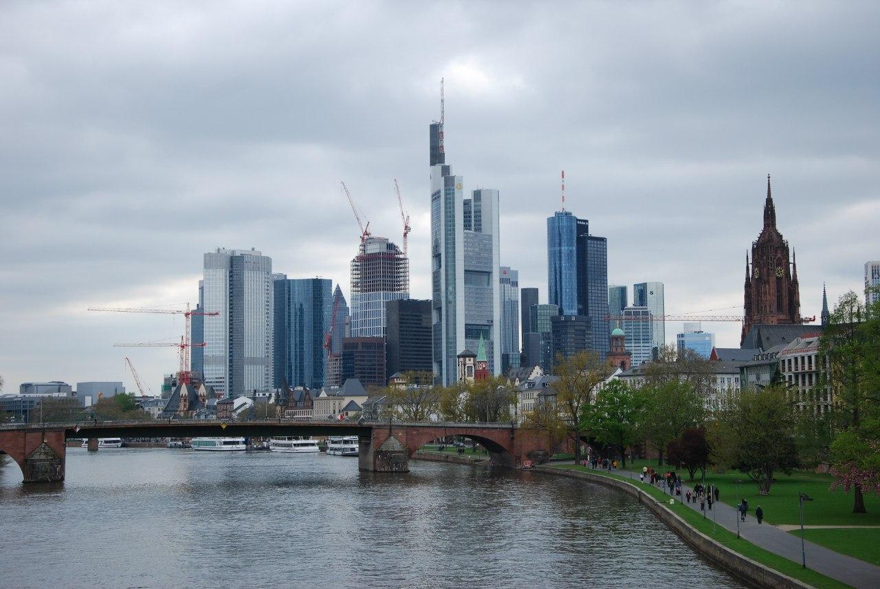 Квартал банков. Frankfurt am main достопримечательность мост. Франкфурт на Майне Европейский Нью Йорк. Франкфурт на Майне банк. Франкфурт на Майне банки.