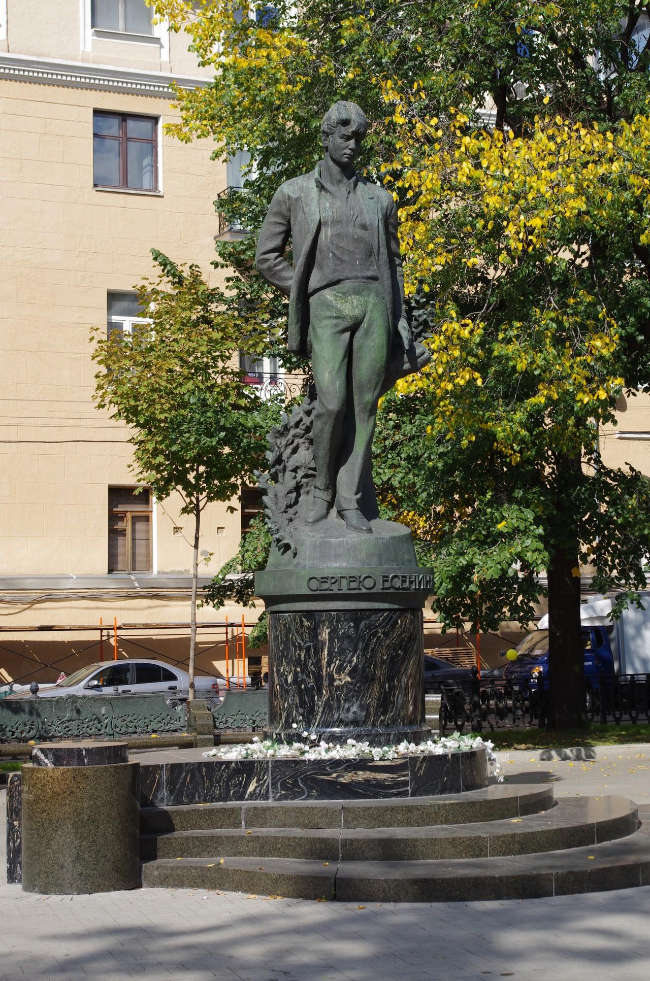 Памятник есенину. Памятник Есенину на Тверском бульваре. Памятник Есенина в Москве. Памятник Сергею Есенину в Москве. Памятник Есенина в Москве новый.