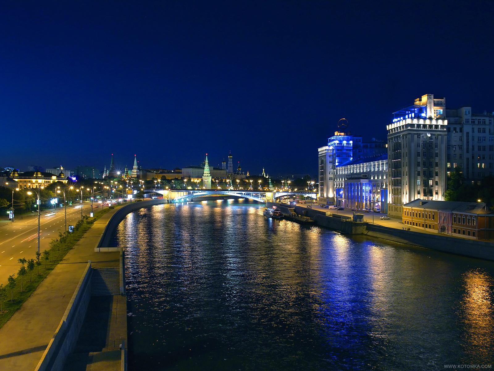 Плавная москва. Река Якиманка в Москве. Астрахань набережная. Ночная Москва. Набережная вечером.