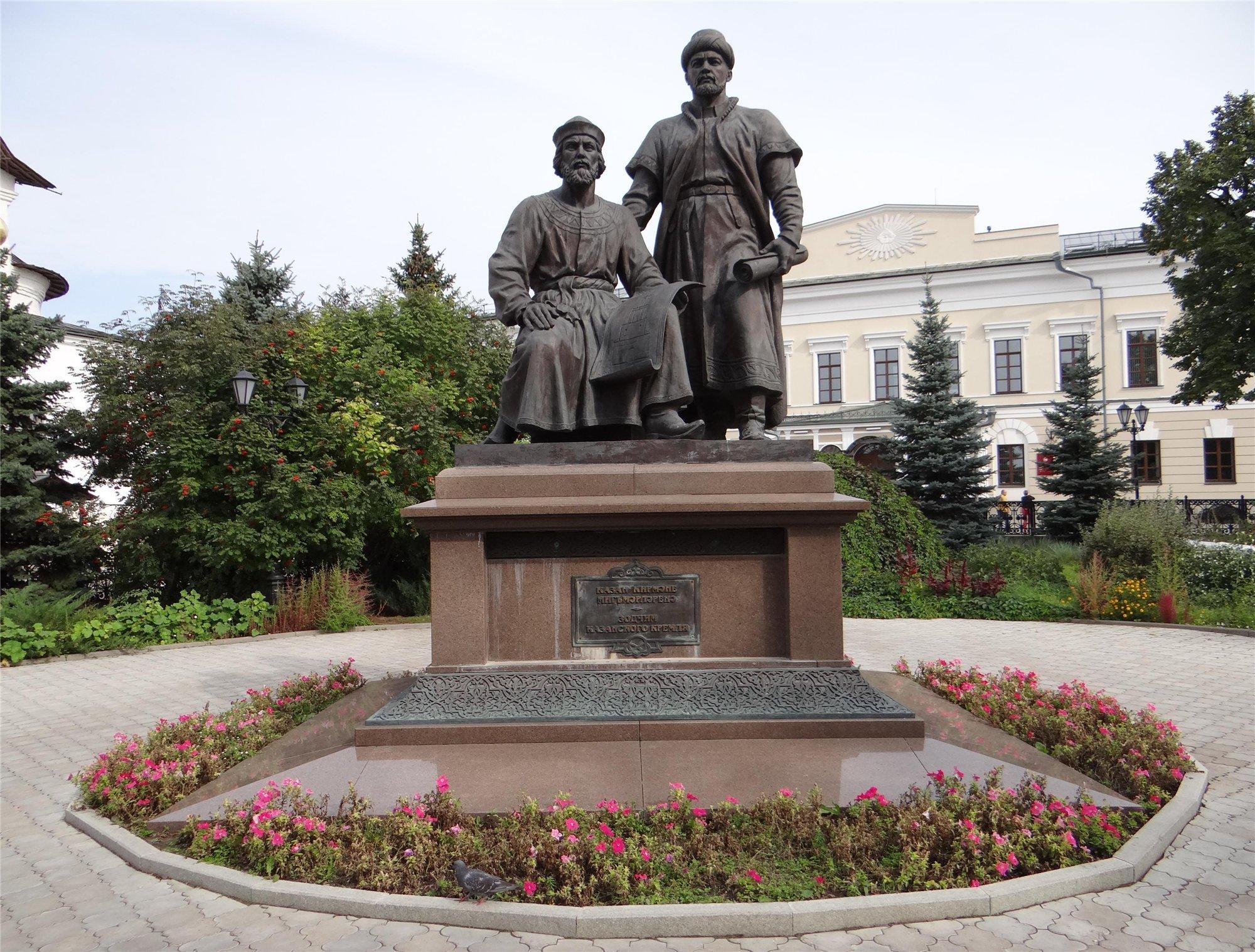 Памятник блюду в казани. Казань памятник зодчим. Зодчие Казанского Кремля. Казань Кремль памятник. Памятник Мусе Джалилю в Казани.