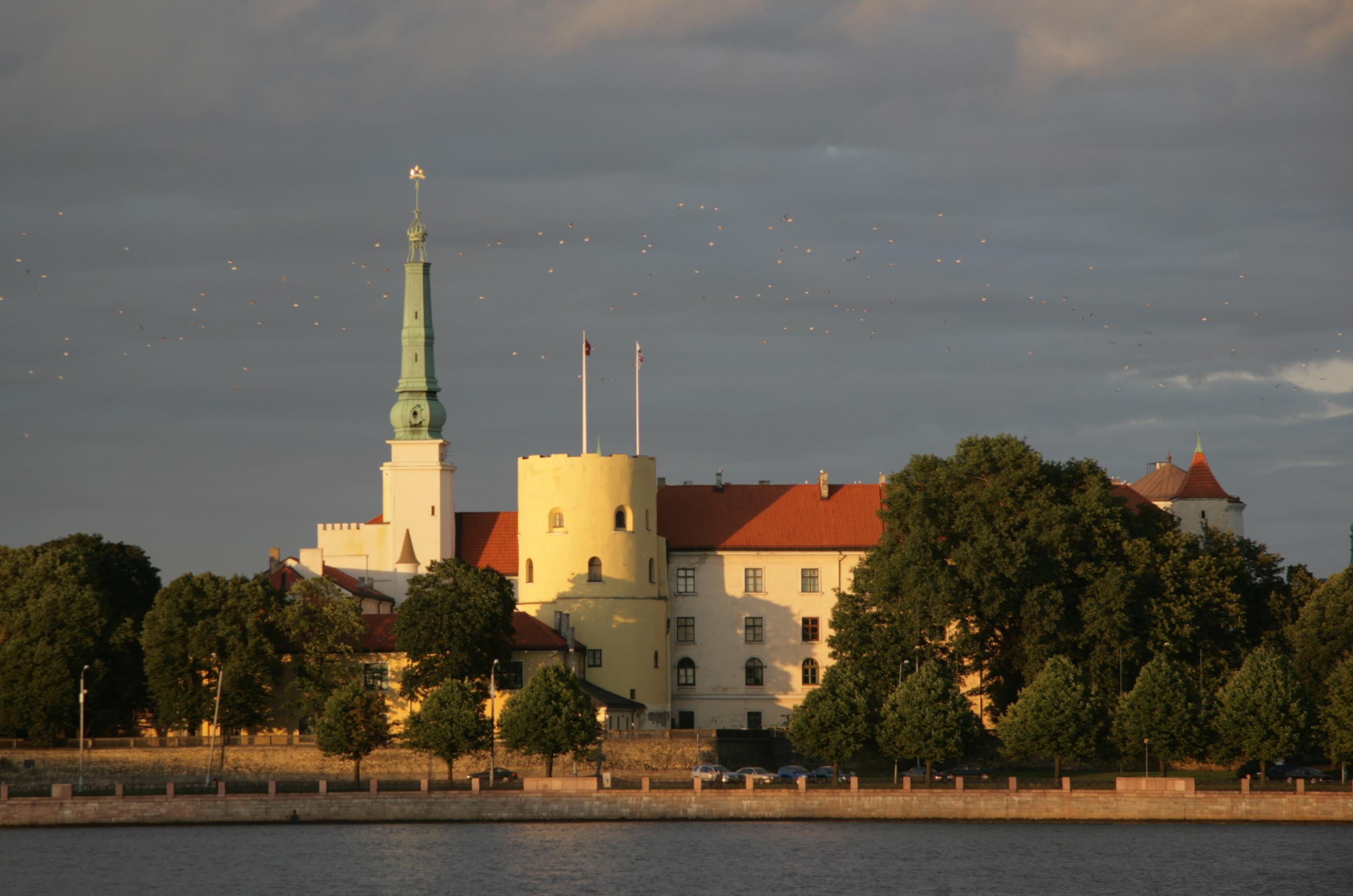 Время в латвии. Рижский замок Рига. Президентского замка Рига. Рижский замок достопримечательности Риги. Президентский дворец Латвии.