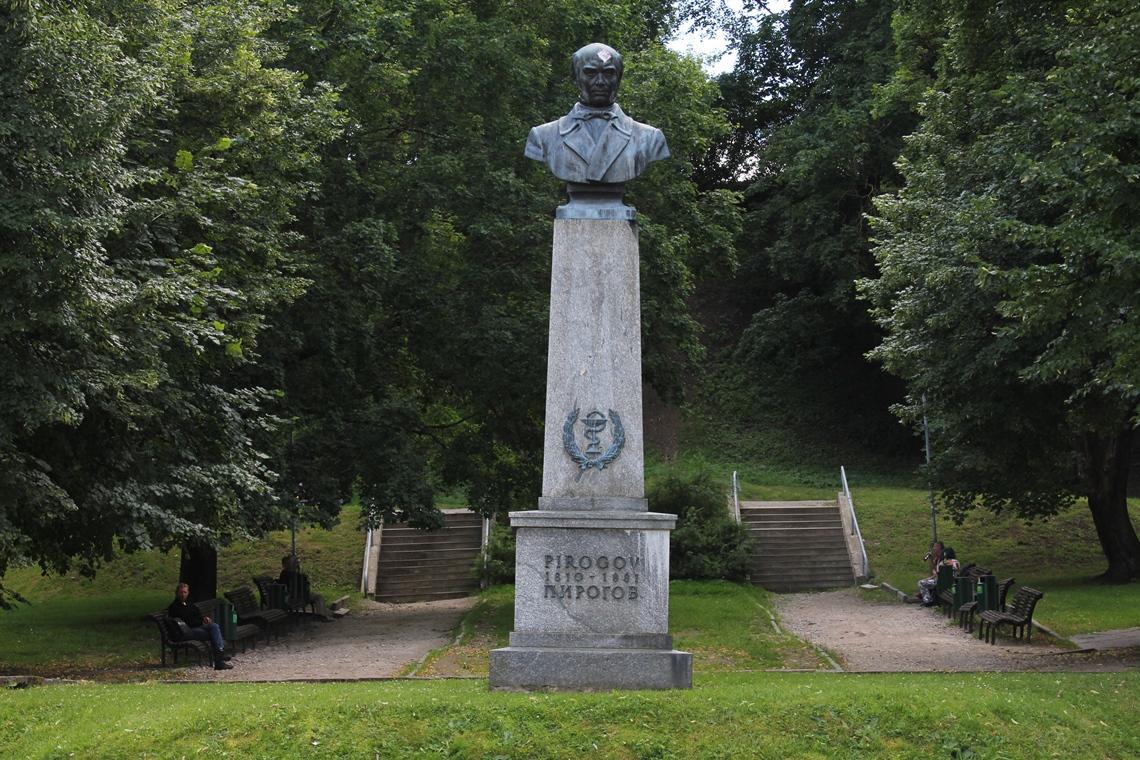 Фото Памятник Николаю Пирогову