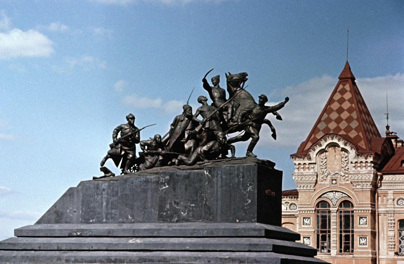 Фото Памятник Чапаеву