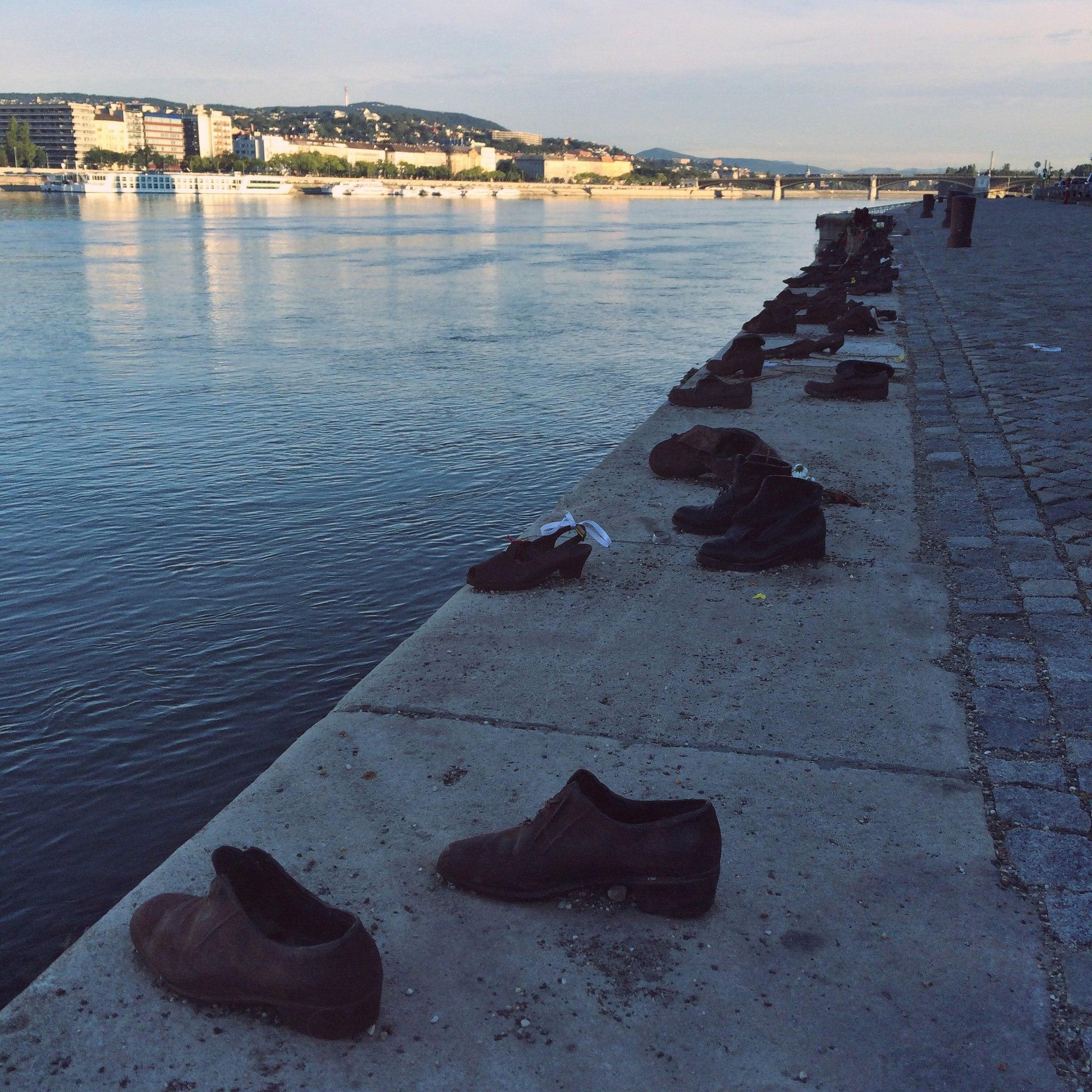 Фото Туфли на набережной Дуная