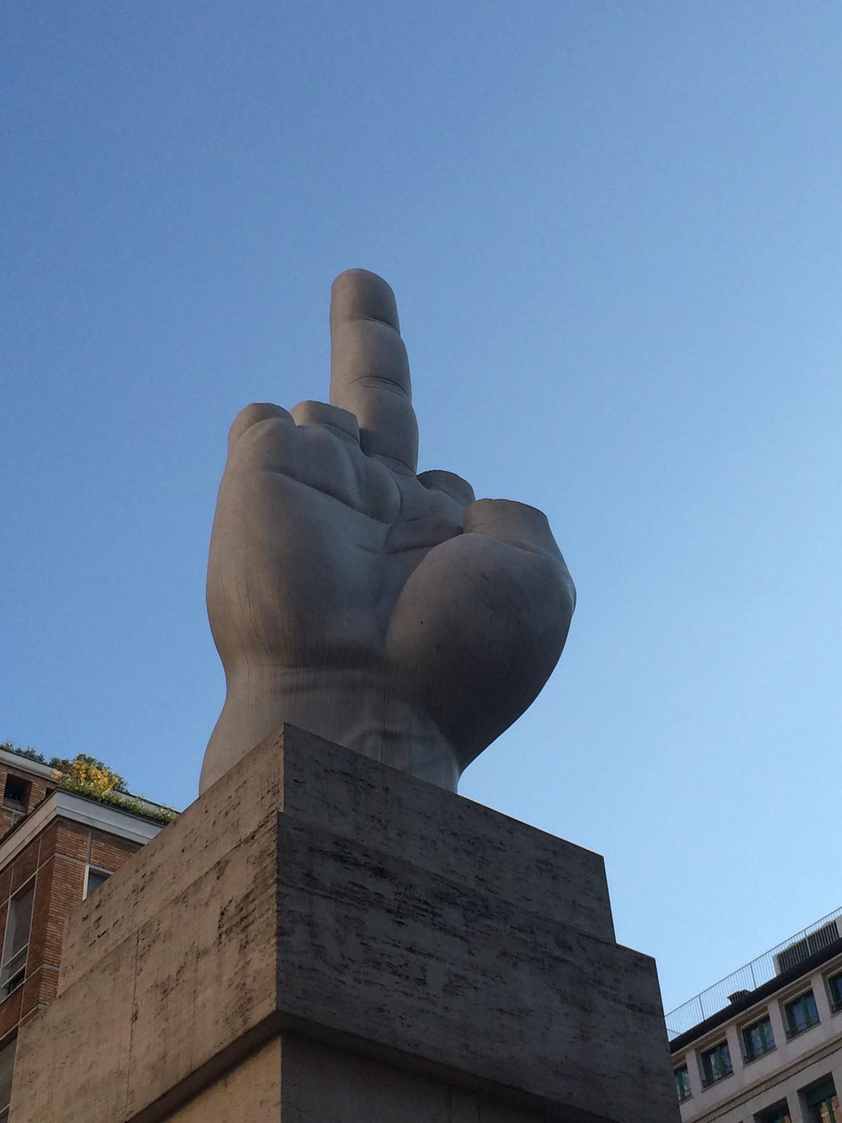 Фото Памятник среднему пальцу (L.O.V.E.)