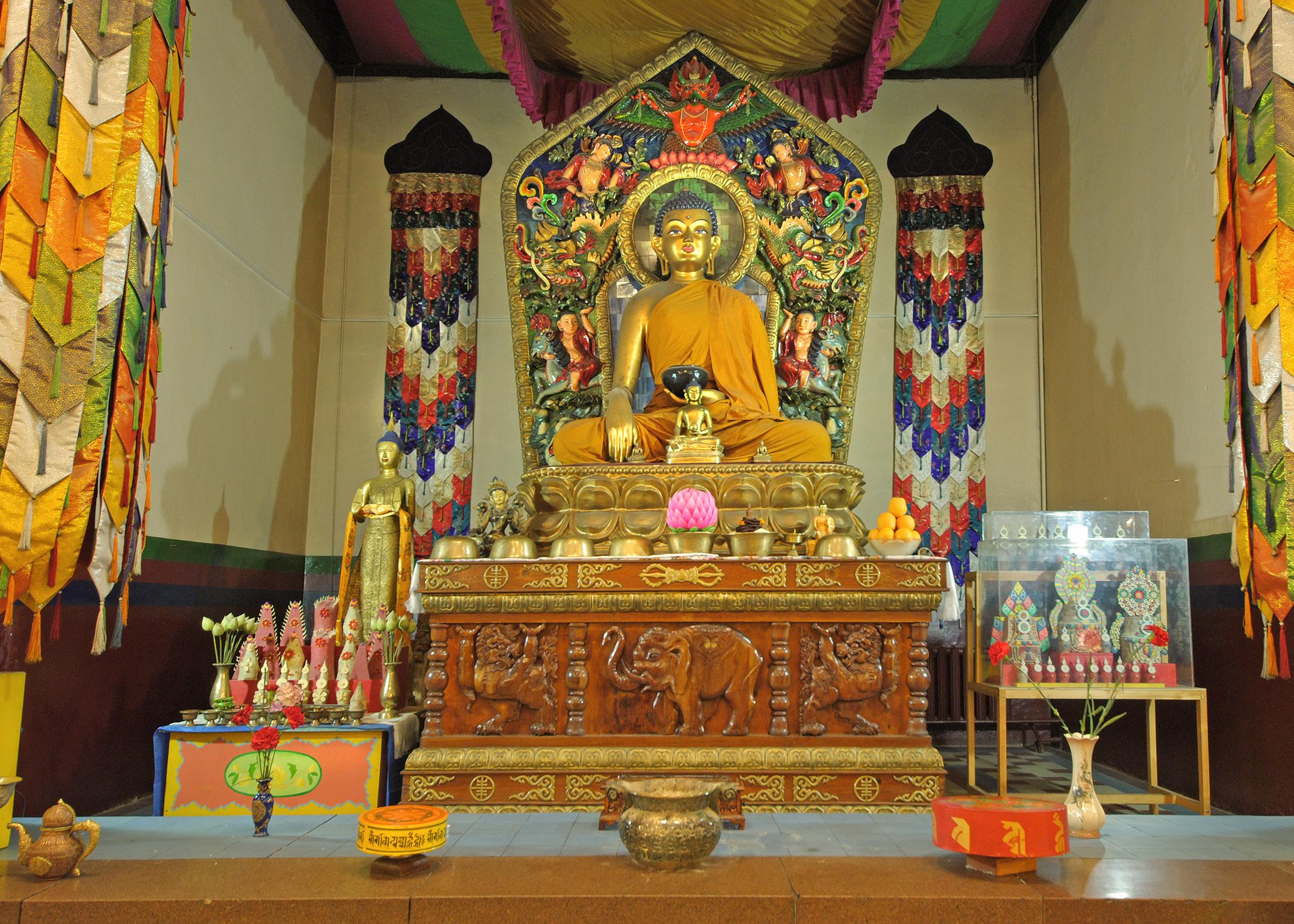 буддийский храм внутри
