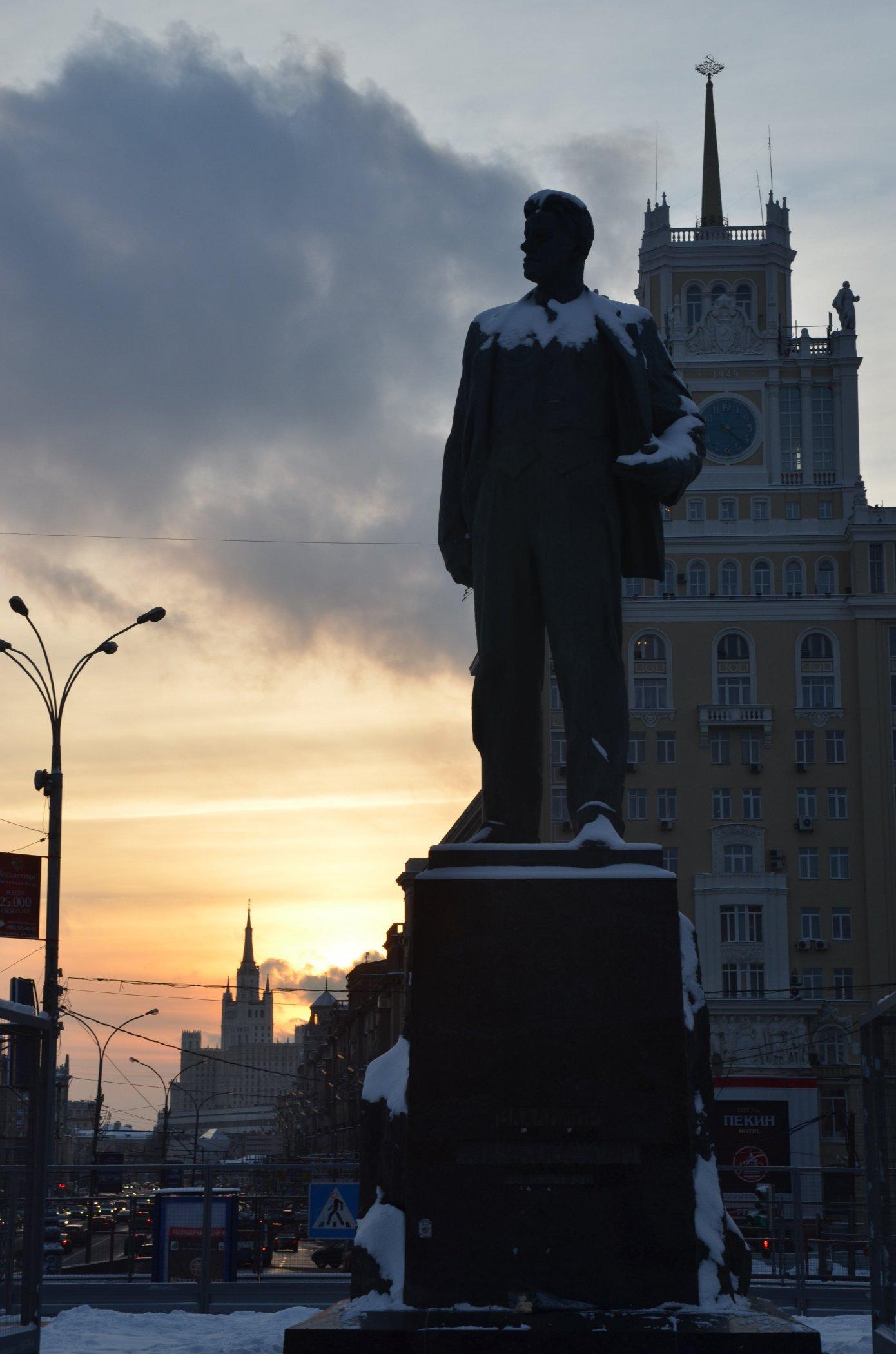 Памятник маяковскому фото