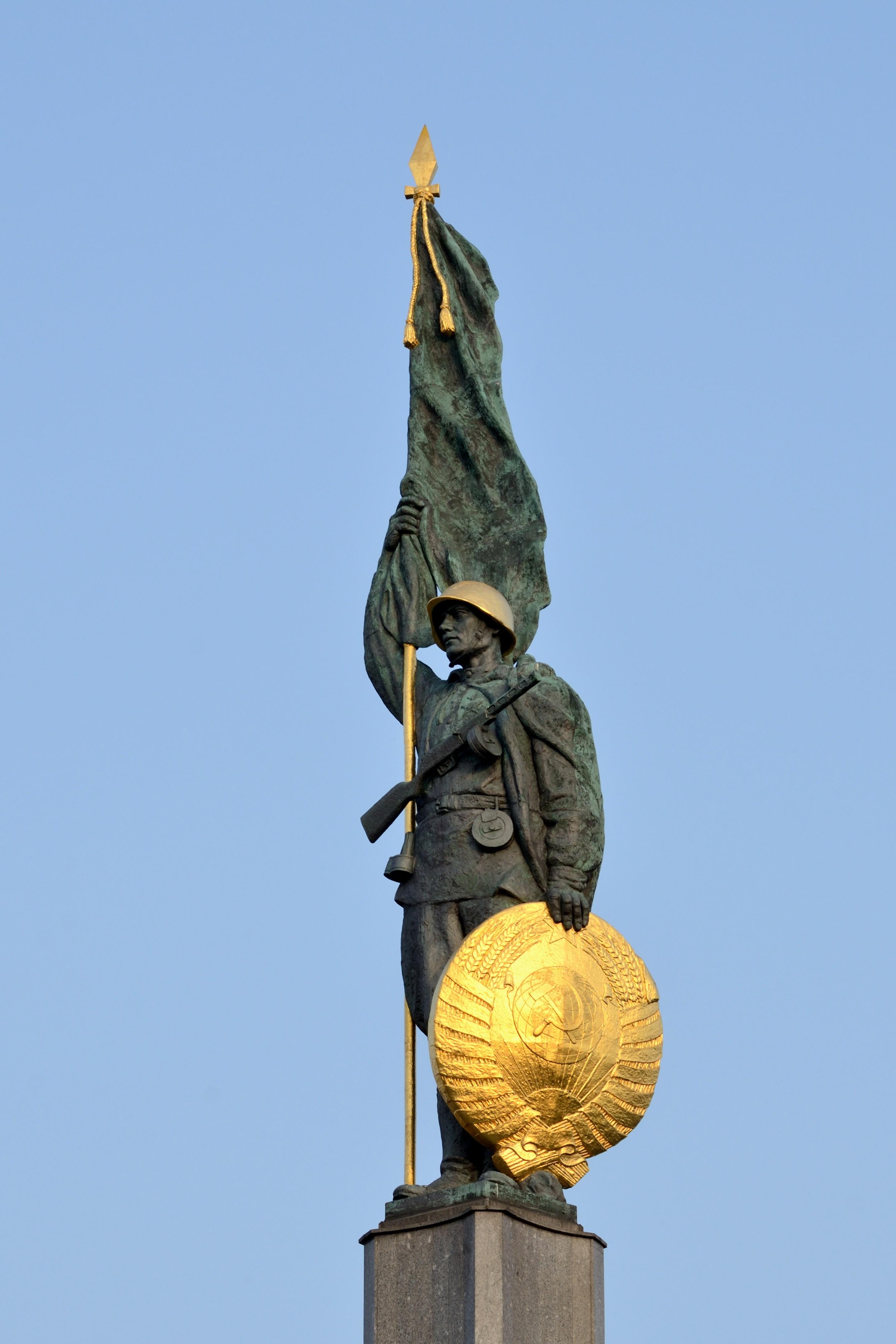 Фото Памятник советским воинам, погибшим при освобождении Австрии от фашизма