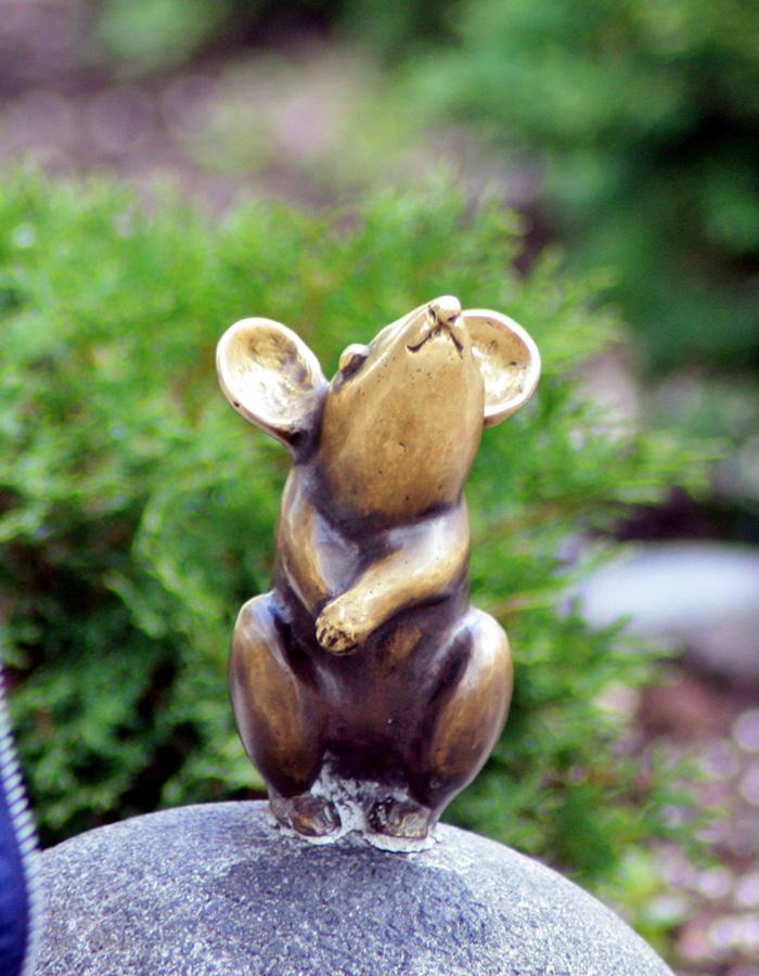 Фото Скульптура «Золотой мышонок»