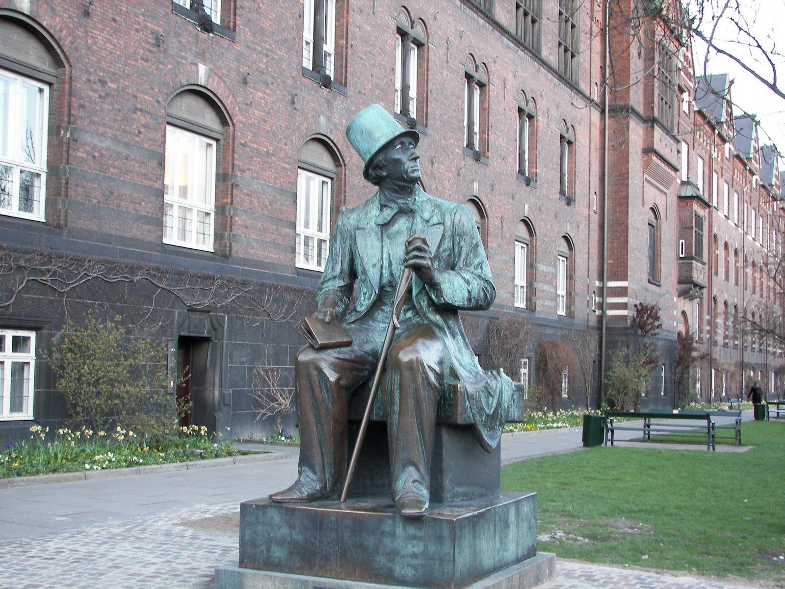 Фото Памятник Г. Х. Андерсену (возле здания ратуши)