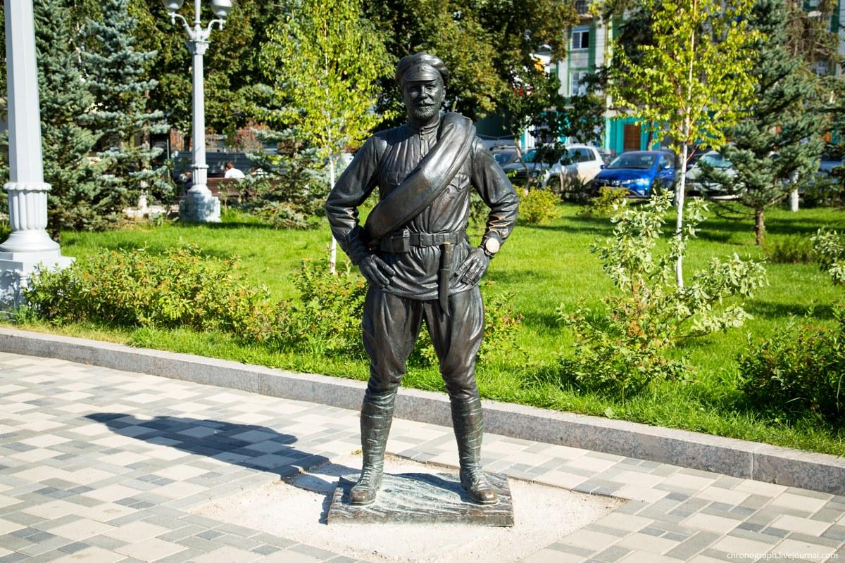 Фото Памятник товарищу Сухову