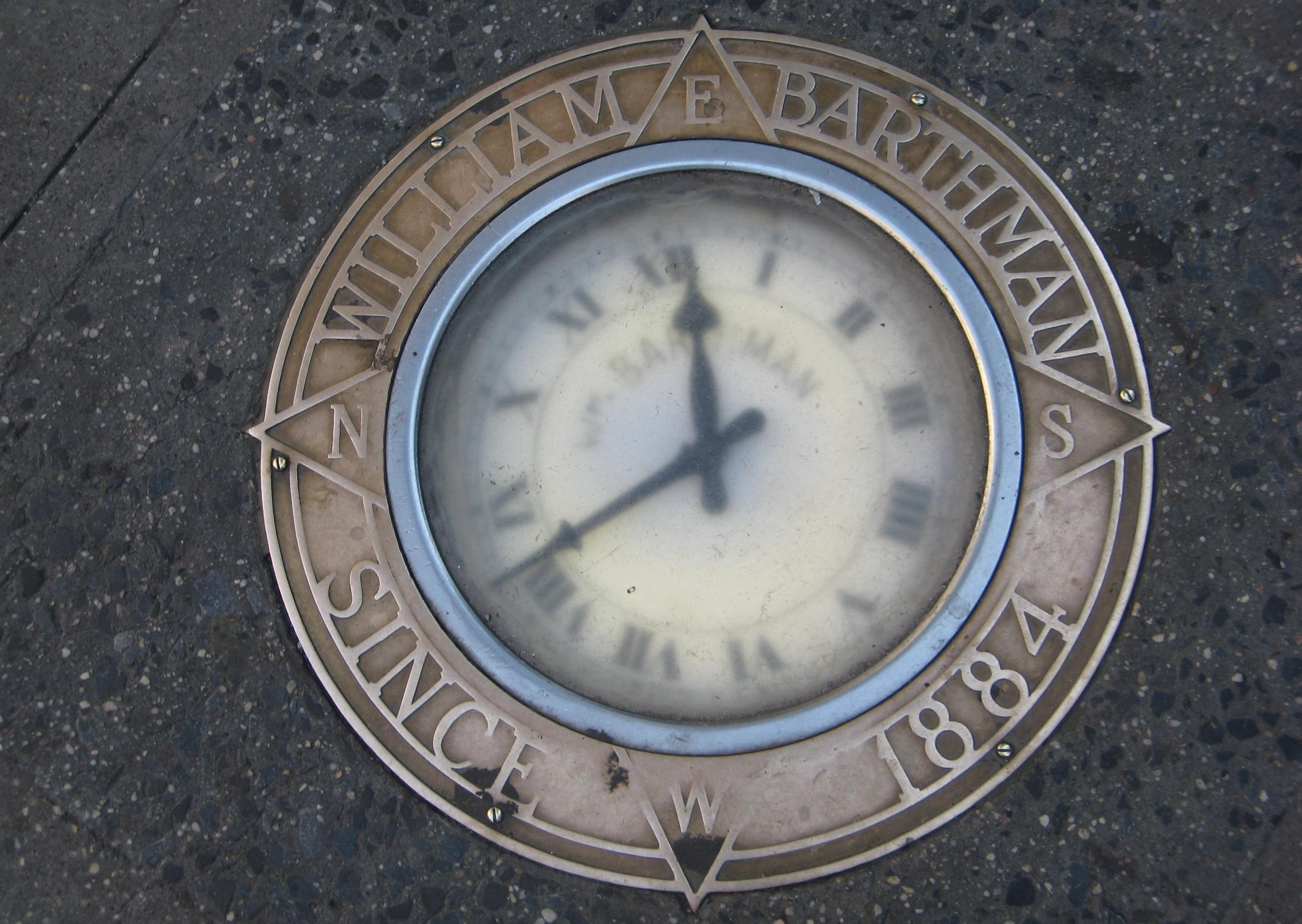 Фото Тротуарные часы
