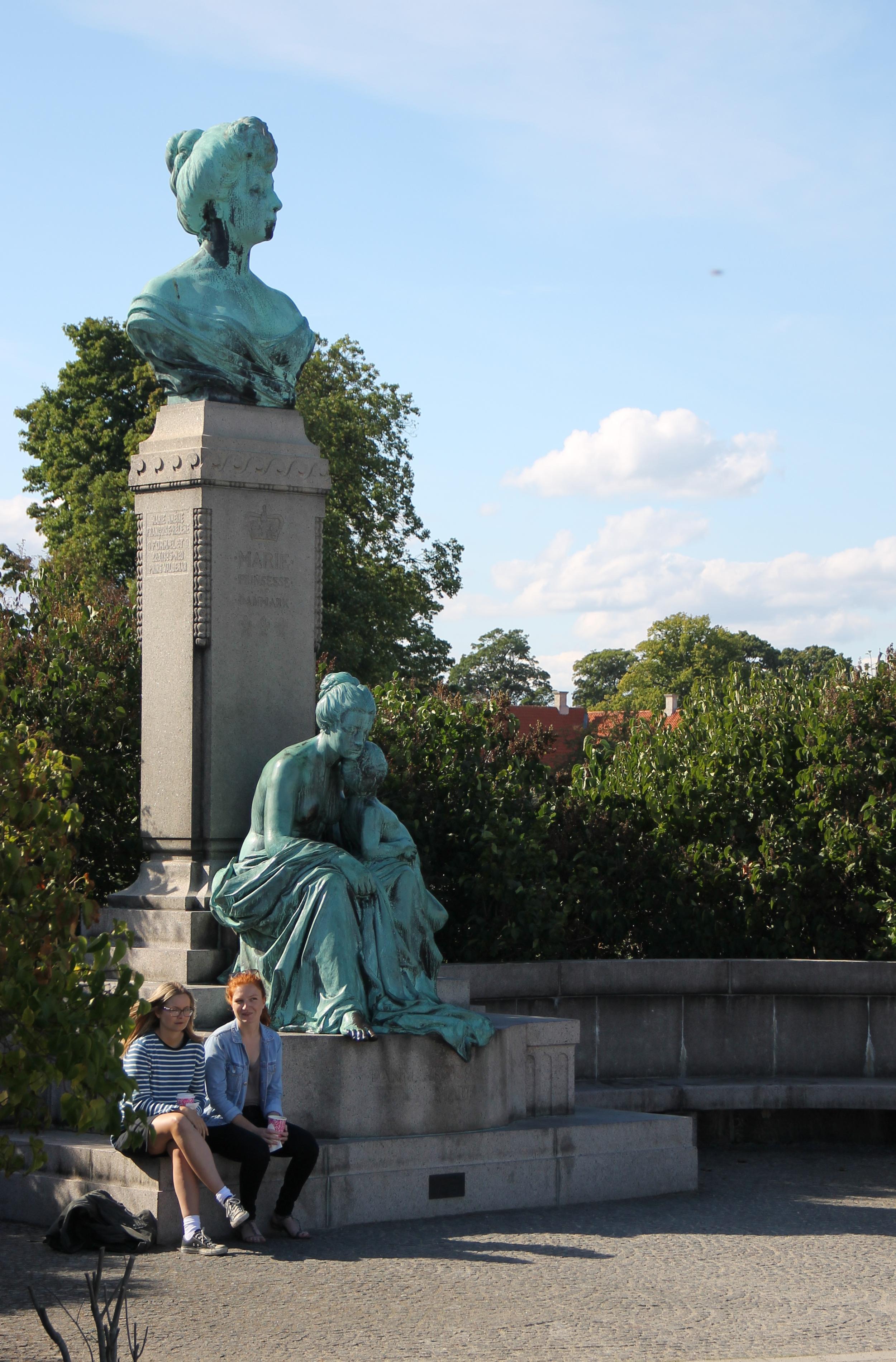 Фото Памятник Марии Орлеанской
