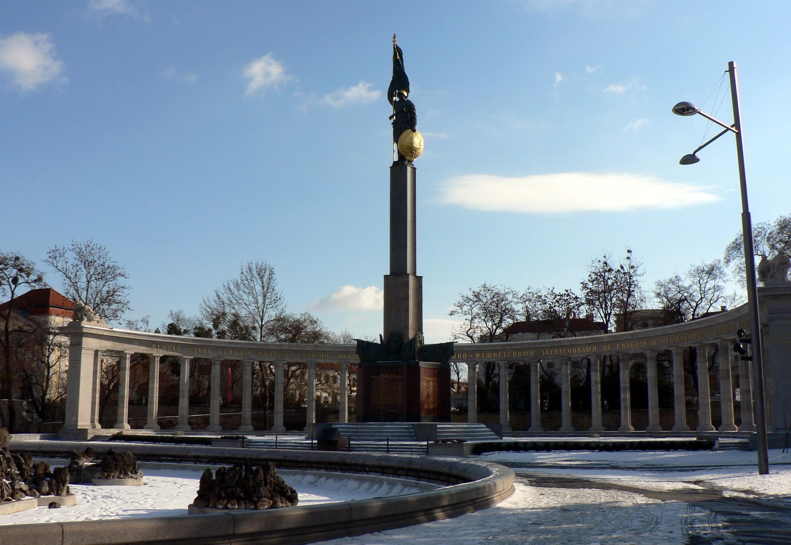 Фото Памятник советским воинам, погибшим при освобождении Австрии от фашизма